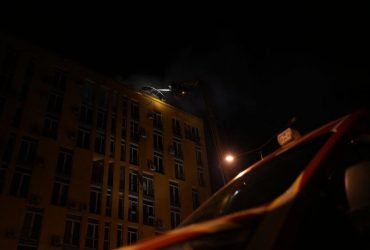 Нічна атака РФ по Києву: рятувальники показали наслідки (фото)
