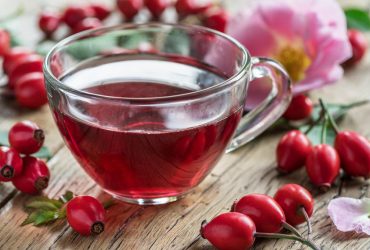 Весняний суперфуд: як заварити чай з шипшиною і чим він корисний