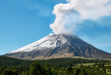Опасный вулкан в Мексике выбросил столб пепла на высоту 10 километров (видео)