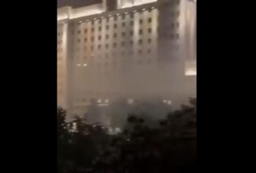 У Москві задимілася будівля Міноборони РФ: у повітрі був їдкий запах (відео)