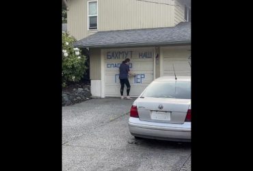 Зніміть брудний прапор!: росіянка в США намалювала на гаражі Бахмут - наш і нарвалася на відповідь