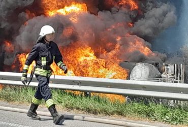 На Київщині вибухнув бензовоз: водій загинув, на місці сталася значна пожежа (фото, відео)