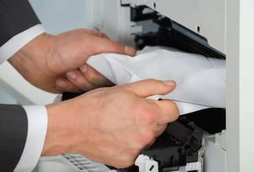 Не дергайте и не лезьте с ножницами: что делать, если принтер зажевал бумагу