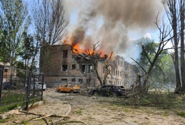 Патрульні показали перші хвилини після удару по лікарні у Дніпрі (відео)