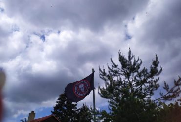 В Чехии женщина украсила свой двор флагом ЧВК Вагнера и поплатилась