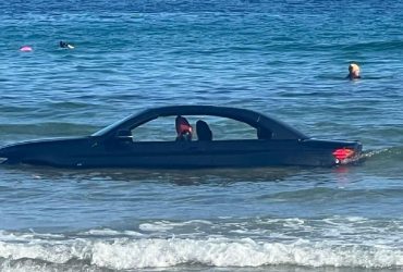В Англии горе-водитель припарковался на пляже и насмешил сеть: BMW смыло в море (видео)