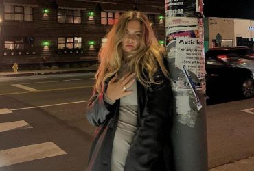 17-летняя дочь Фреймут едва втиснула пышную грудь в откровенное платье