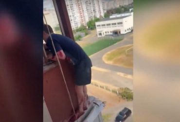 У Києві чоловік вистрибнув з 10 поверху, але повис на антенних дротах (відео)