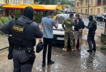 Викрито таксистів: за окремі кошти надавали ухилянтам особливу послугу