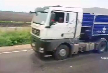 Окупанти тікають з Маріуполя та вантажівками вивозять українське зерно (фото, відео)