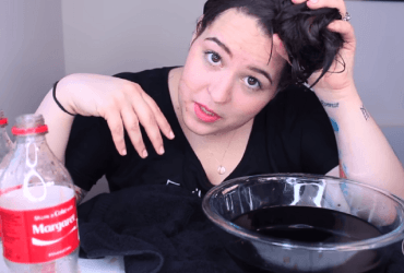 Девушка помыла волосы кока-колой, и вот что получилось (видео)