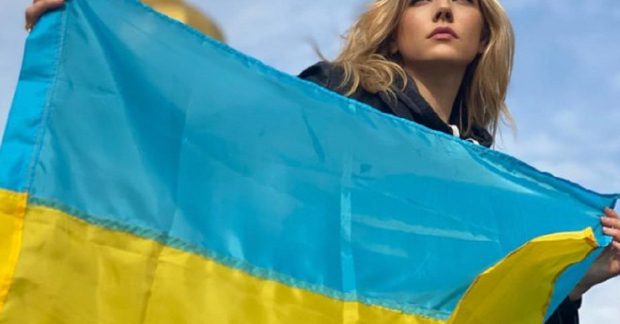 Звезда "Викингов" посетила разбомбленный Ирпень и расплакалась от ...