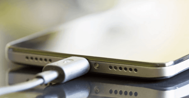 Что будет, если заряжать телефон неоригинальной зарядкой: это важно ...