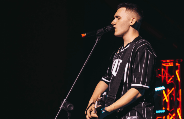 Під час концерту YAKTAK двоє військовослужбовців освідчились своїм коханим (відео)