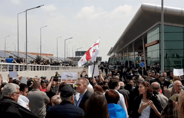 У Тбілісі протест проти авіасполучення з Росією: поліція затримує мітингувальників (відео)