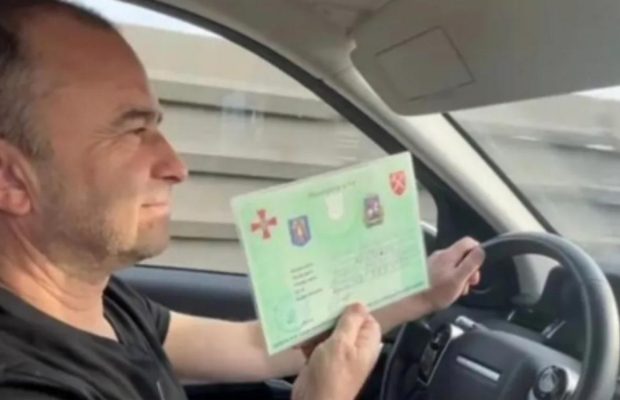 Військові поставили на місце Павліка і його дружину після скандалу з проїздом по мосту (відео)