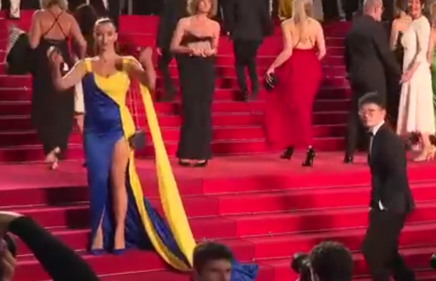 У Каннах українку грубо виштовхали з червоної доріжки через акцію проти війни (відео)