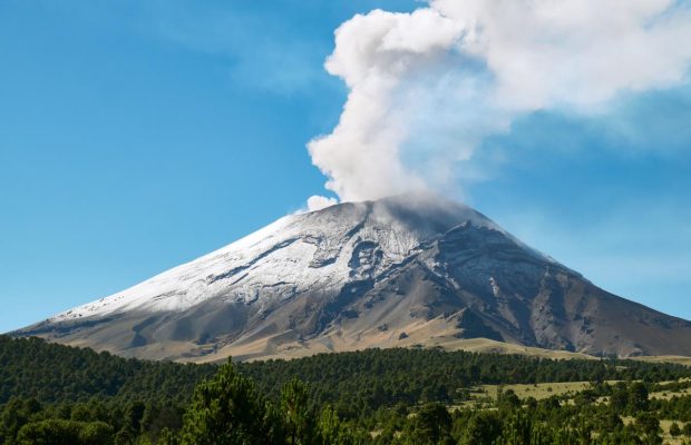 Небезпечний вулкан у Мексиці викинув стовп попелу на висоту 10 кілометрів (відео)