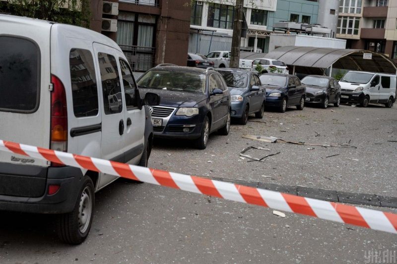 В результате атаки пострадали несколько автомобилей / фото УНИАН, Вячеслав Ратинский В результате атаки пострадали несколько автомобилей / фото УНИАН, Вячеслав Ратинский
