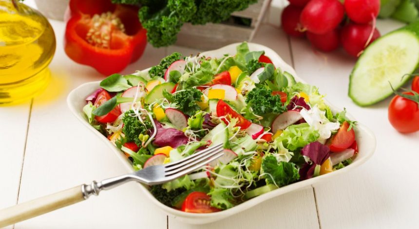 Овочевий салат з редискою за 5 хвилин: всього три інгредієнти