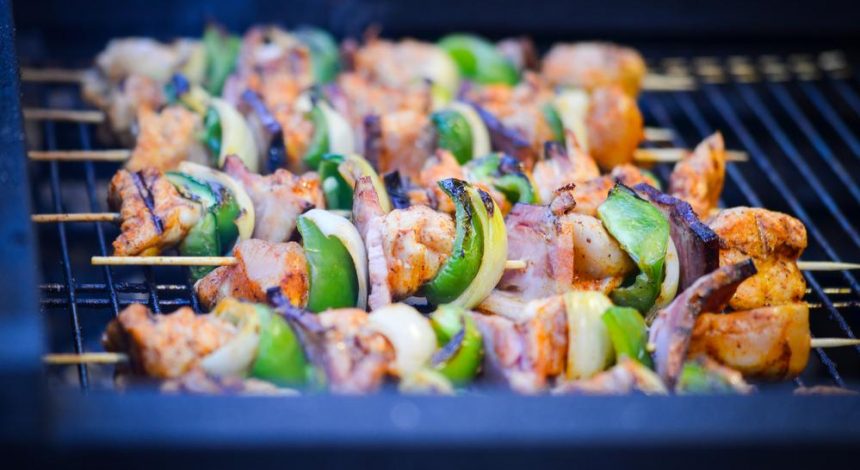 Не хуже, чем на гриле: как сделать ароматный шашлык в духовке