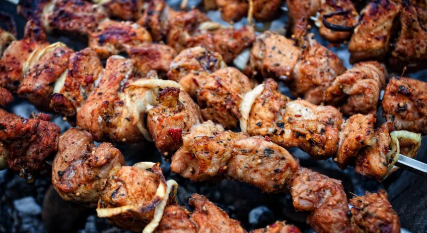 Как приготовить сочный шашлык и в чем замариновать мясо: идеальная классика