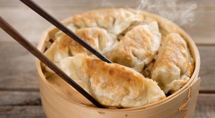 Жареные пельмени на сковороде: два способа проще простого