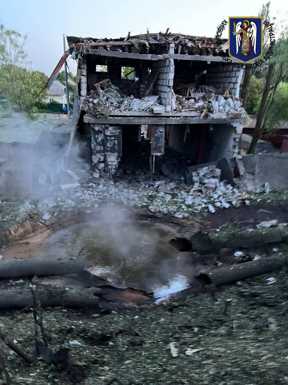 Поврежден трубопровод горячего водоснабжения в Днепровском районе / фото КМВА