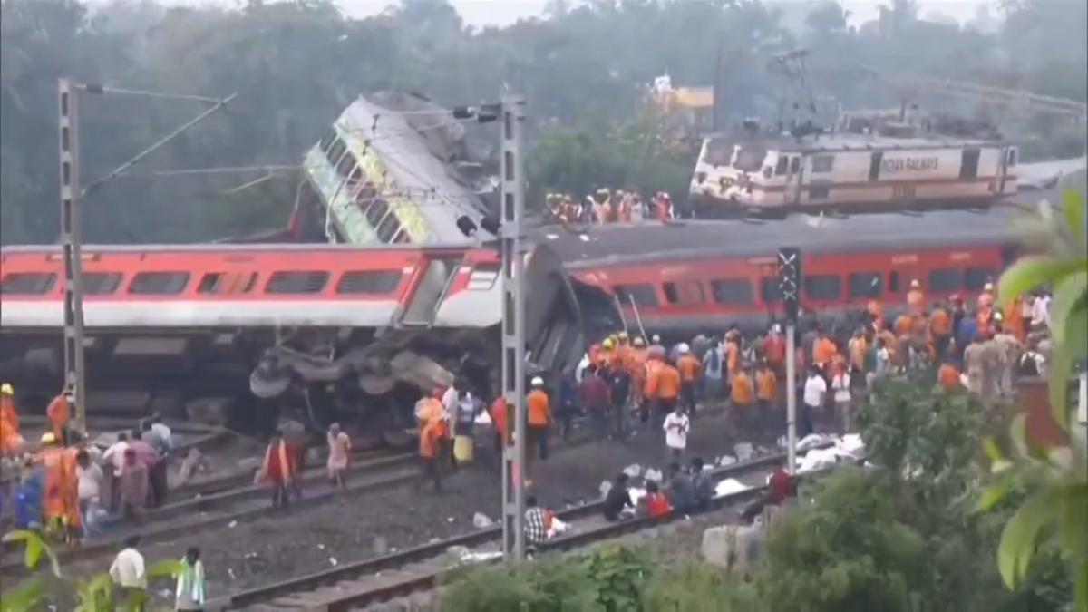 Внаслідок зіткнення потягів сотні людей загинули та понад тисячу поранено / скріншот