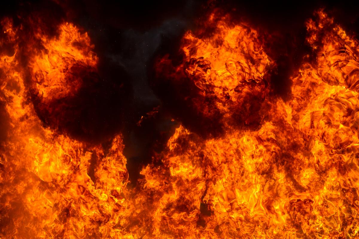 На Київщині внаслідок нічного повітряного удару виникла пожежа на підприємстві / фото ua.depositphotos.com На Київщині внаслідок нічного повітряного удару виникла пожежа на підприємстві / фото ua.depositphotos.com
