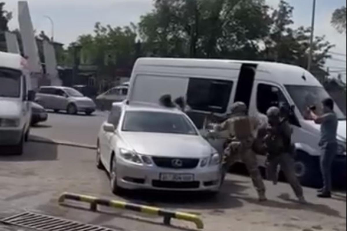 В Бишкеке задержали заговорщиков / скриншот В Бишкеке задержали заговорщиков / скриншот