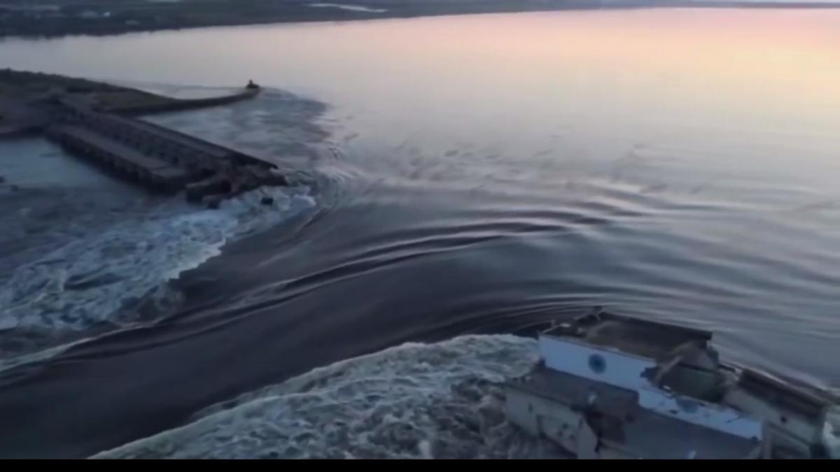 Гребля Каховської ГЕС руйнується, рівень води падає / скріншот Гребля Каховської ГЕС руйнується, рівень води падає / скріншот