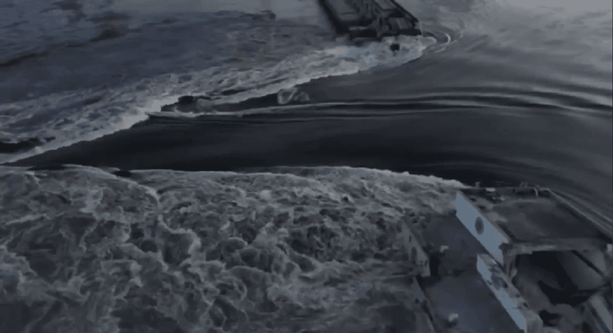 Росіяни сьогодні підірвали дамбу Каховської ГЕС / скріншот відео