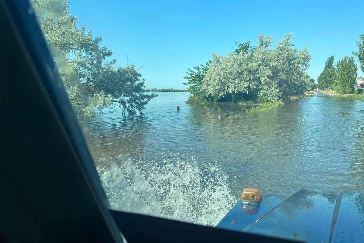 В Голой Пристани враги заставляют лгать людей, уцелевших после уничтожения Каховской ГЭС / фото t.me/roman_mrochko В Голой Пристани враги заставляют лгать людей, уцелевших после уничтожения Каховской ГЭС / фото t.me/roman_mrochko