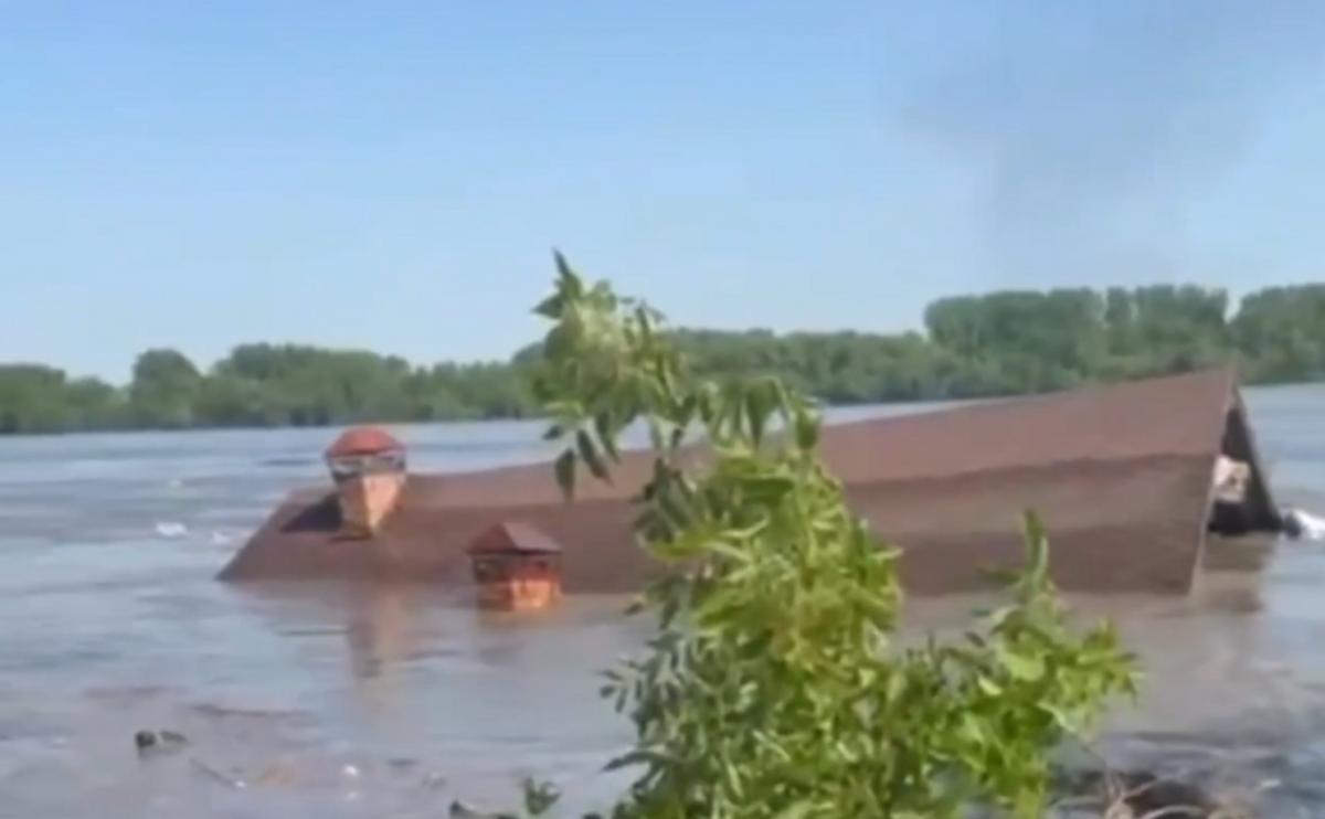 Вода смывает дома в Украине / скриншот Вода смывает дома в Украине / скриншот