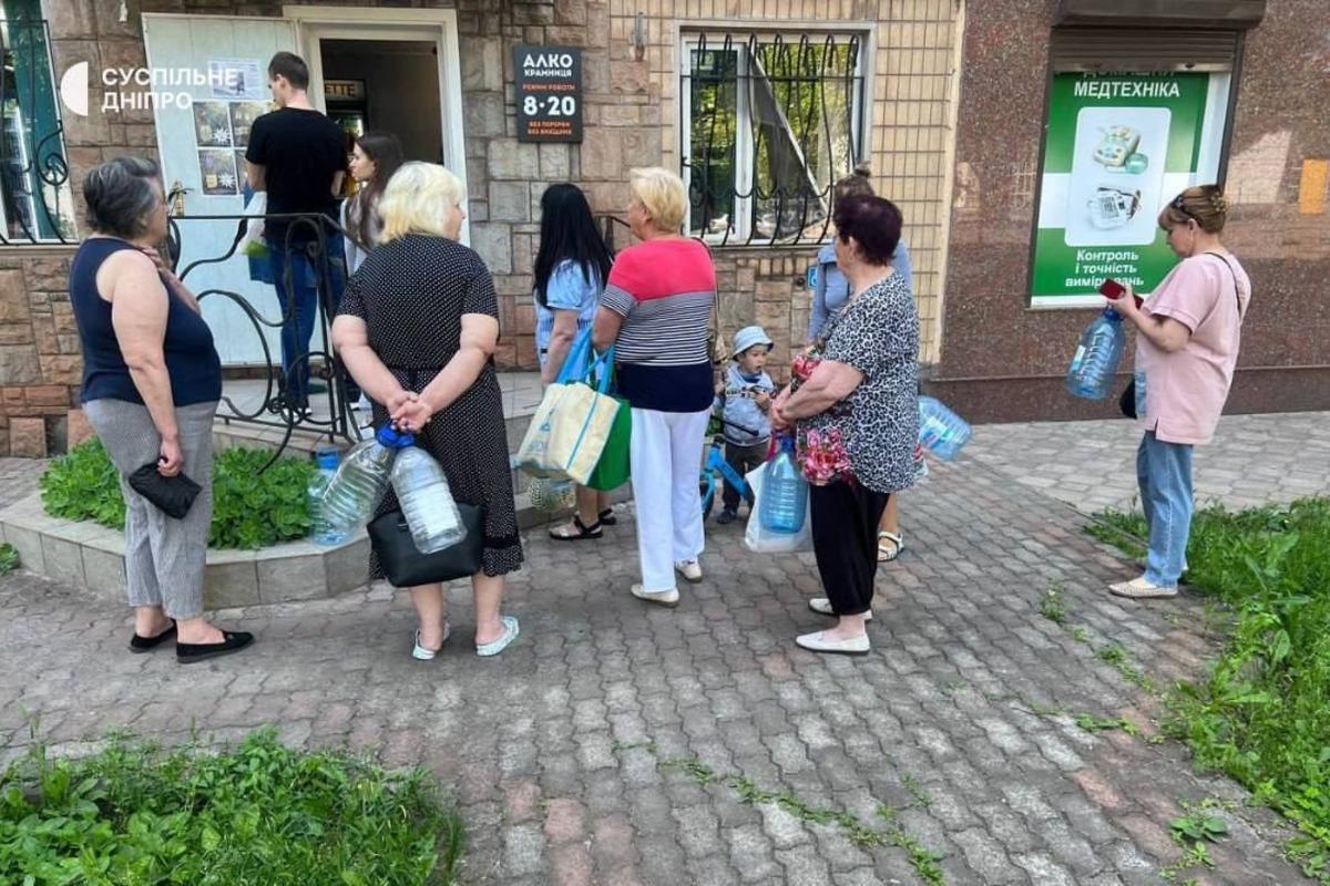 В Кривом Роге массово скупают питьевую воду в магазинах / фото "Суспільне Дніпро" В Кривом Роге массово скупают питьевую воду в магазинах / фото "Суспільне Дніпро"