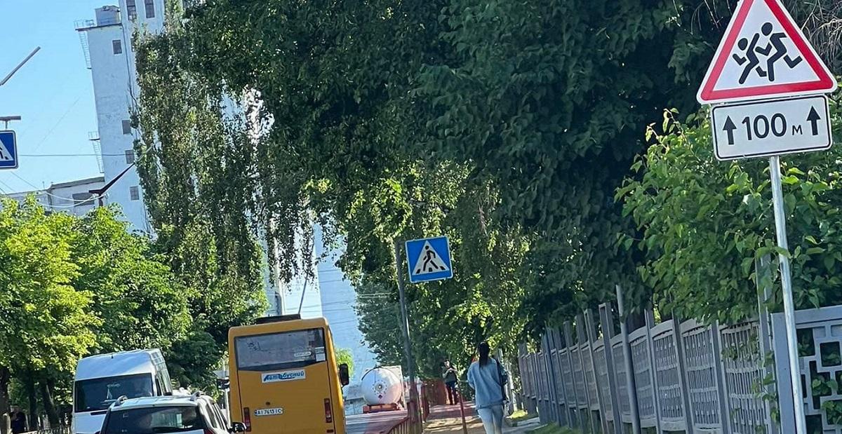 Маршрутчик специально не берет военную в автобус / фото Подслушано БЦ