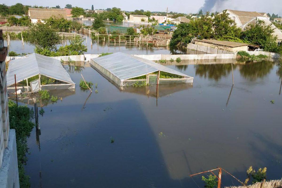 В ночь на 6 июня российские оккупанты взорвали дамбу Каховской гидроэлектростанции / фото t.me / astrapress