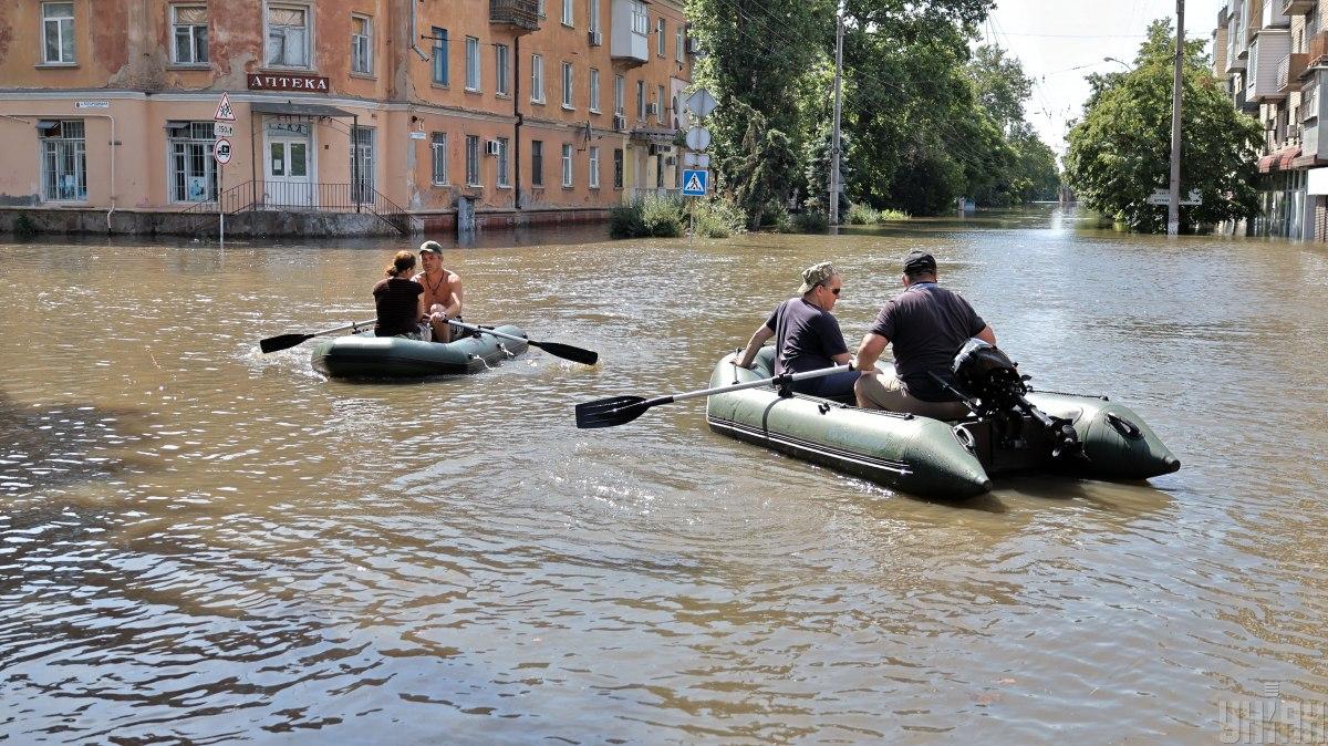 В городе уровень воды пошел на спад / фото спецкор УНИАН, Александр Гиманов В городе уровень воды пошел на спад / фото спецкор УНИАН, Александр Гиманов