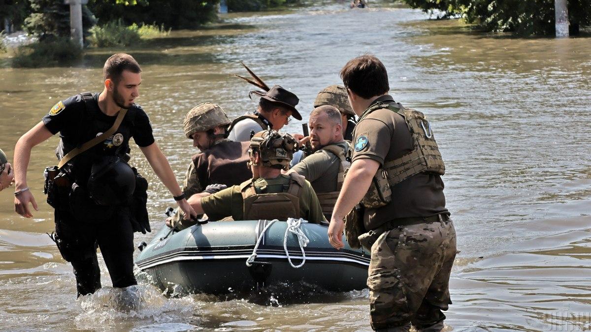 Снаряды падали в воду: как РФ пытался убить тех, кто спасался из затопленного Херсона / фото спецкор УНИАН Снаряды падали в воду: как РФ пытался убить тех, кто спасался из затопленного Херсона / фото спецкор УНИАН