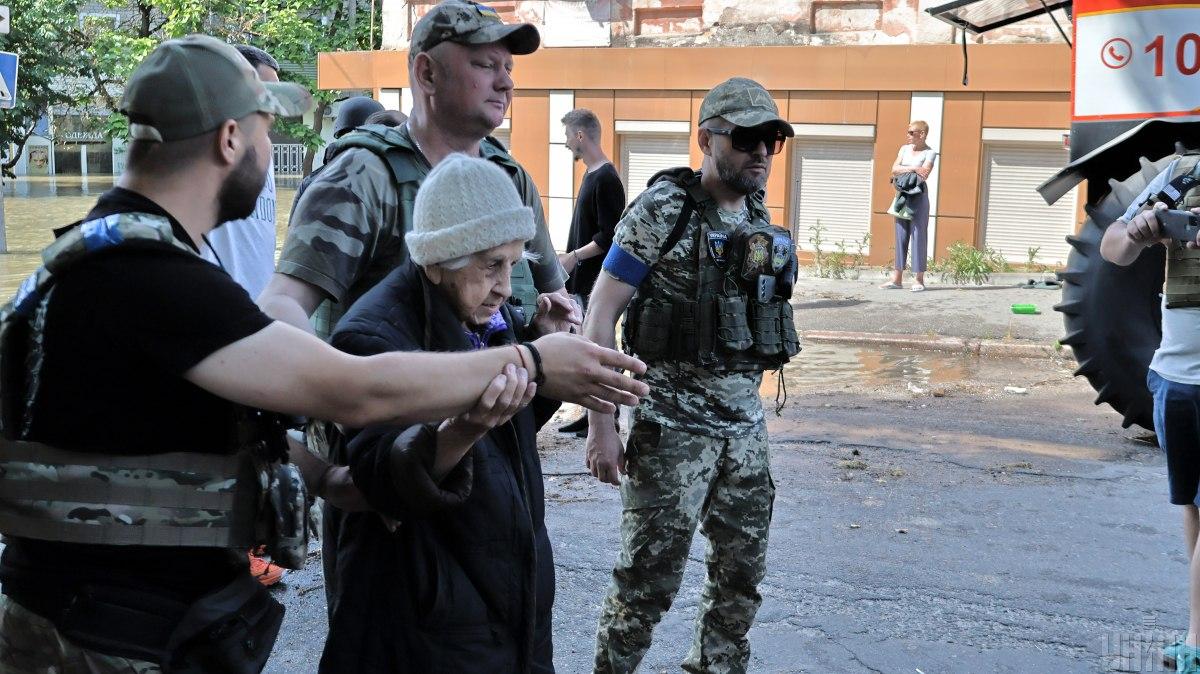 На Сумщині евакуйовують 11 населених пунктів / фото - спецкор УНІАН Дмитро Ключко На Сумщині евакуйовують 11 населених пунктів / фото - спецкор УНІАН Дмитро Ключко