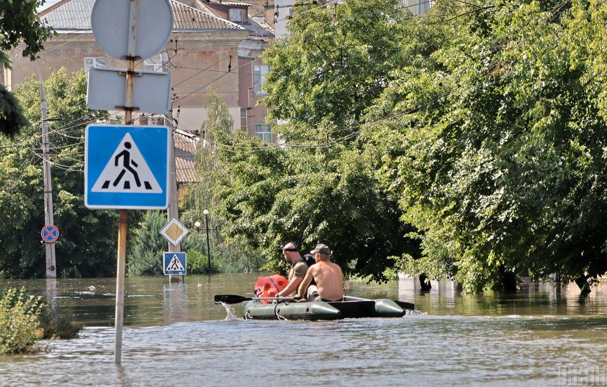 11 июня оккупанты обстреляли лодку с гражданскими, которые эвакуировались с левого берега Херсонщины / фото спецкор УНИАН, Александр Гиманов 11 июня оккупанты обстреляли лодку с гражданскими, которые эвакуировались с левого берега Херсонщины / фото спецкор УНИАН, Александр Гиманов