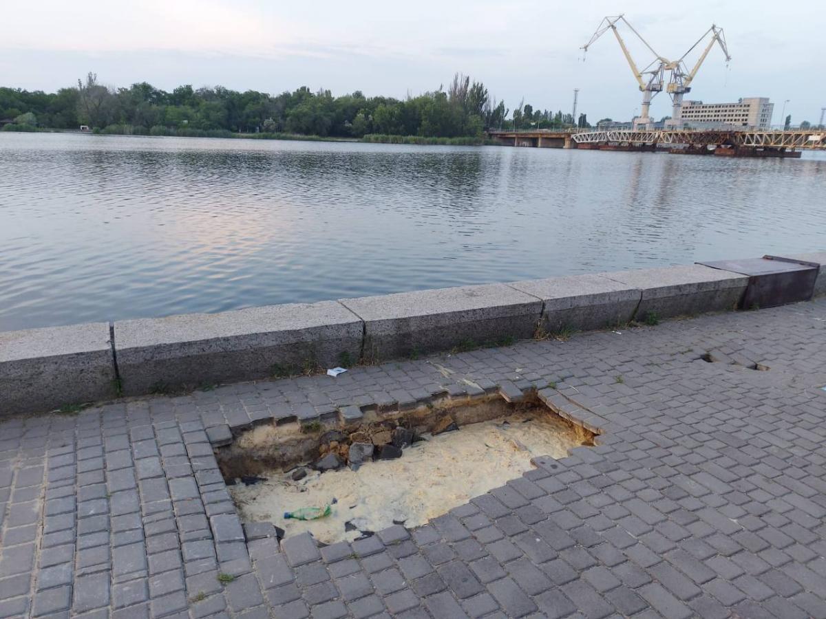 Через підйом води на набережній почали утворюватися провалля / фото t.me/senkevichonline Через підйом води на набережній почали утворюватися провалля / фото t.me/senkevichonline