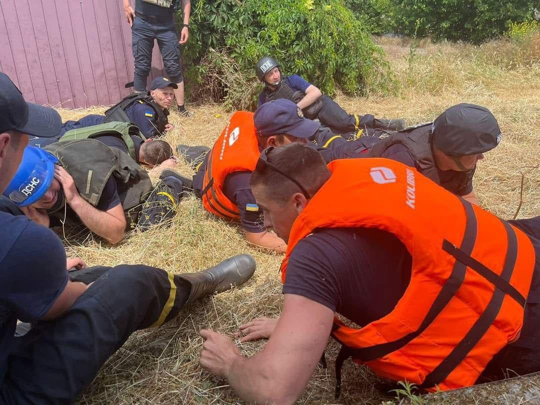 Рятувальники ховаються під час обстрілу / ДСНС Рятувальники ховаються під час обстрілу / ДСНС