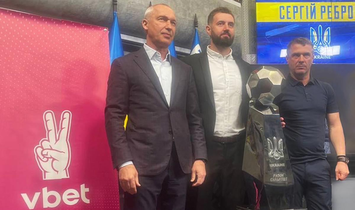 VBET Ukraine передала Музею футболу пам’ятний Кубок з іменами благодійників збору для UNITED24 на відбудову VBET Ukraine передала Музею футболу пам’ятний Кубок з іменами благодійників збору для UNITED24 на відбудову