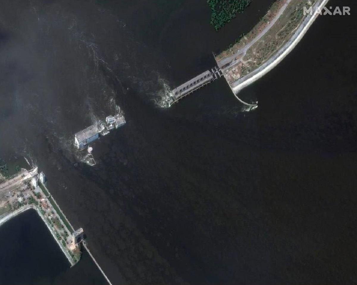 Под водой находится большая половина здания Каховской ГЭС / фото Maxar Technologies Под водой находится большая половина здания Каховской ГЭС / фото Maxar Technologies