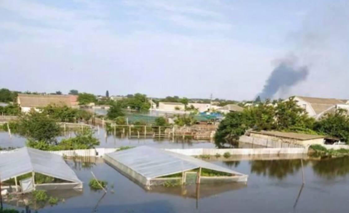 Теракт на Каховській ГЕС: окупанти забороняють евакуацію людям з українським паспортом Теракт на Каховській ГЕС: окупанти забороняють евакуацію людям з українським паспортом