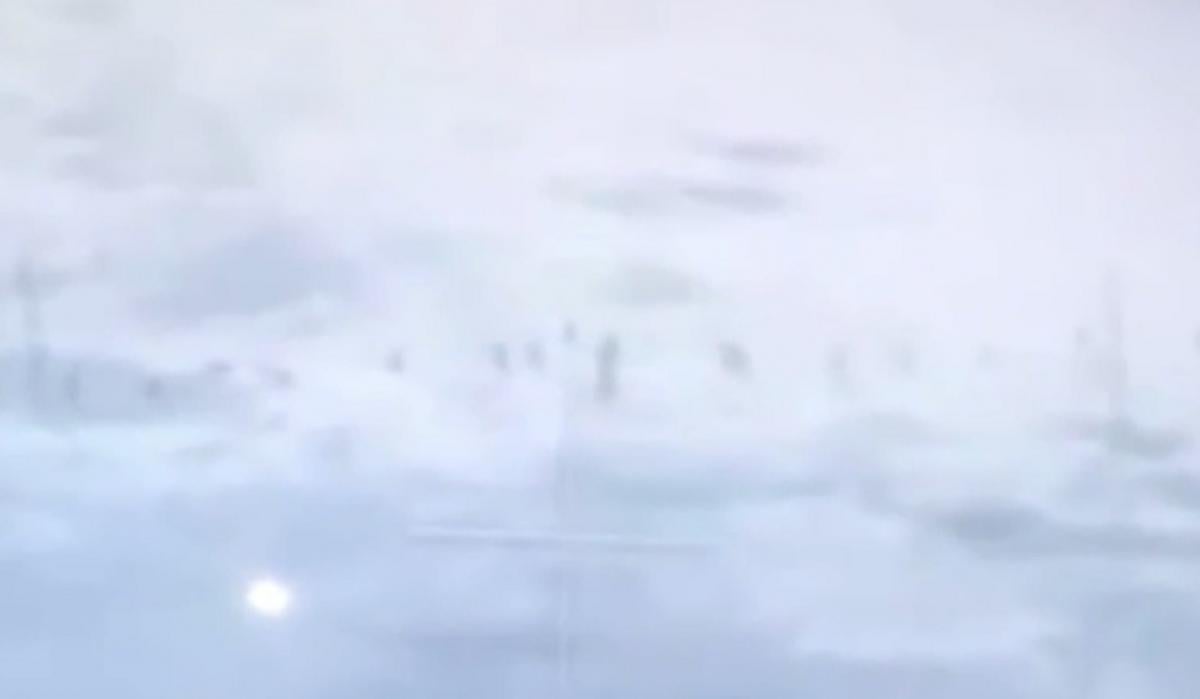 На видео группа оккупантов из более 20 человек покидает позиции через лесополосу / скриншот На видео группа оккупантов из более 20 человек покидает позиции через лесополосу / скриншот