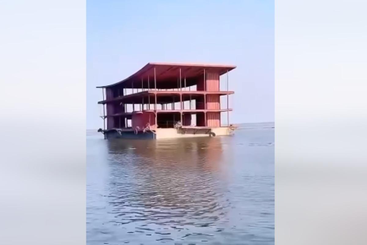 Жуткий "дом-призрак" увидели в Черном море / скриншот Жуткий "дом-призрак" увидели в Черном море / скриншот