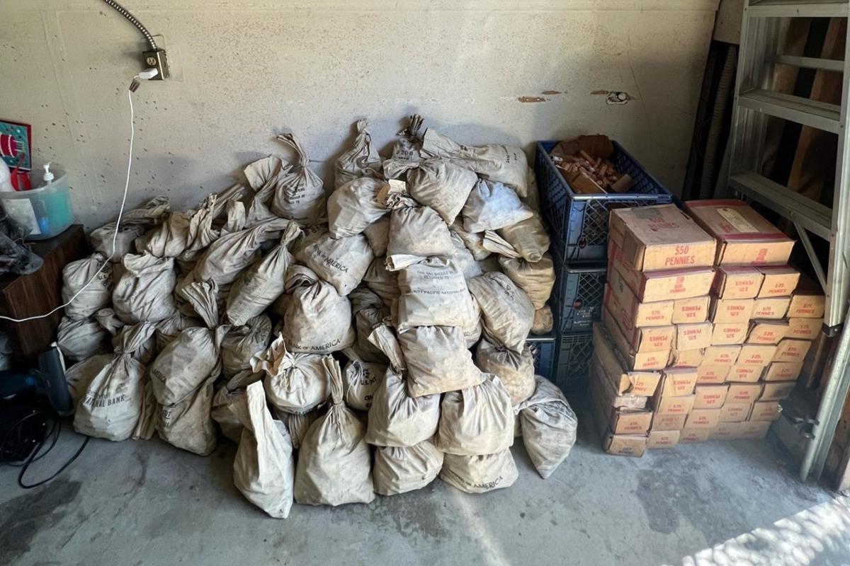 Сім'я зраділа знайденим монетам / фото John Reyes via KTLA 5